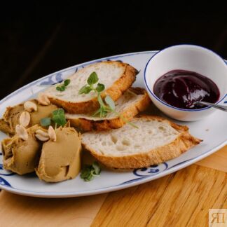 Паштет куриный с гренками и клюквенным соусом 190 гр