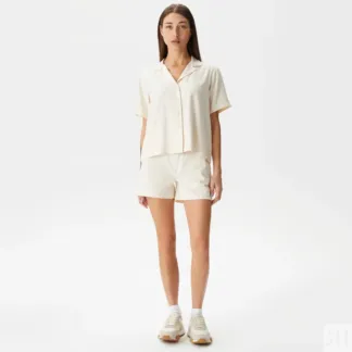 Женские короткие однотонные шорты Lacoste